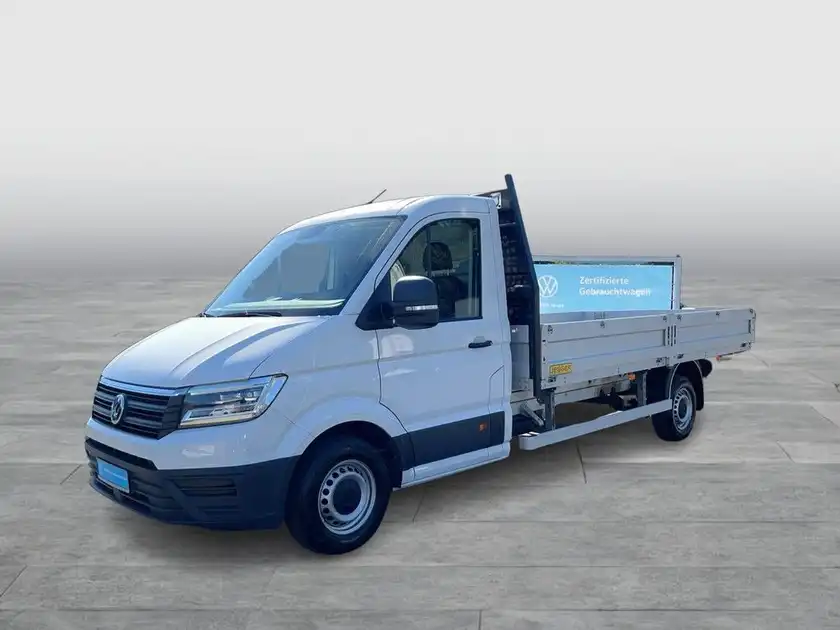 Das Bild zeigt einen weißen VW Crafter von der Seite.
