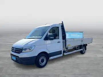 Das Bild zeigt einen weißen VW Crafter von der Seite.