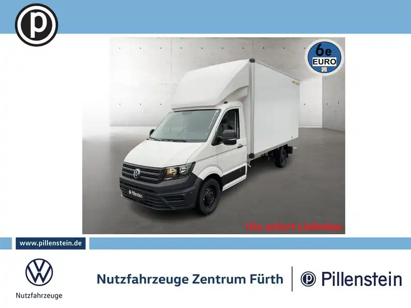 Das Bild zeigt einen weißen VW Crafter von vorne. Auf dem Bild sind das Händlerlogo und markante Texteinblendungen zu sehen.