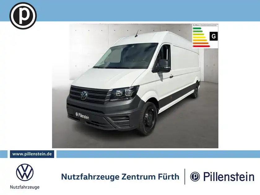Das Bild zeigt einen weißen VW Crafter von der Seite. Es enthält ein Händlerlogo und markante Texteinblendungen.