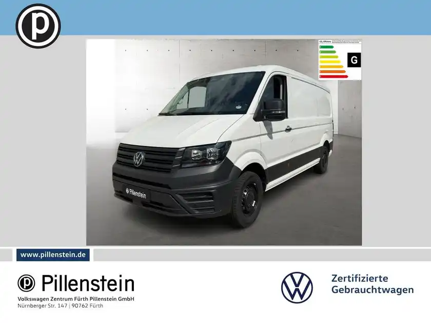 Ein VW Crafter von der Seite, in weißer Farbe, mit sichtbarem Händlerlogo und markanten Texteinblendungen.