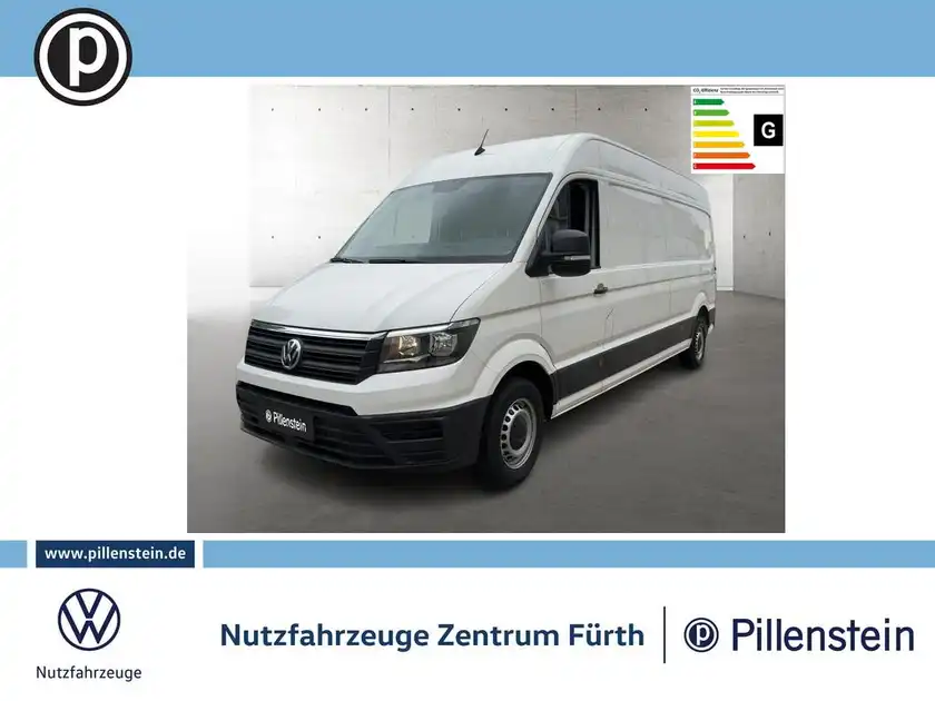 Das Bild zeigt einen weißen VW Crafter von der Seite. Es enthält das Händlerinformationslogo und eine markante Texteinblendung zur Energieeffizienz.