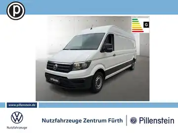 Das Bild zeigt einen weißen VW Crafter von der Seite. Es enthält das Händlerinformationslogo und eine markante Texteinblendung zur Energieeffizienz.