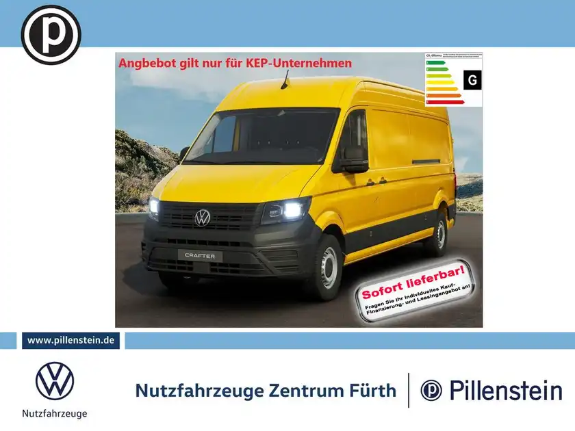 Das Bild zeigt einen gelben Volkswagen Crafter, aufgenommen von vorn. Es enthält ein Händlerlogo und markante Texteinblendungen, die auf ein Angebot hinweisen.
