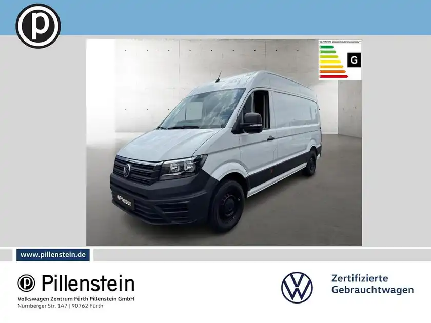 Das Bild zeigt einen weißen VW Crafter von der Seite, mit einem Händlerlogo und verschiedenen Texteinblendungen.
