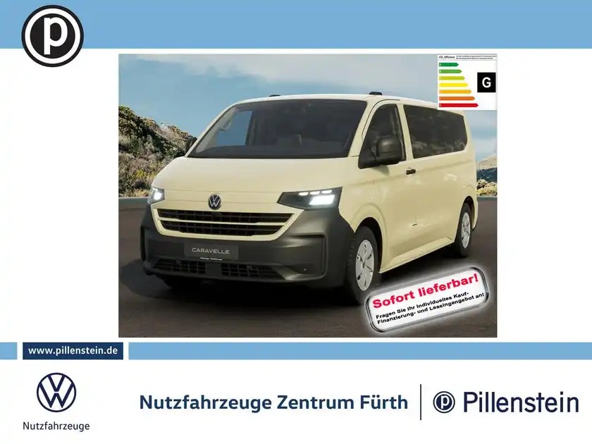 Das Bild zeigt die Frontansicht eines beige-farbenen VW Caravelle. Es enthält ein Händlerlogo und markante Texteinblendungen. Vorne wird angezeigt, dass das Fahrzeug sofort lieferbar ist.