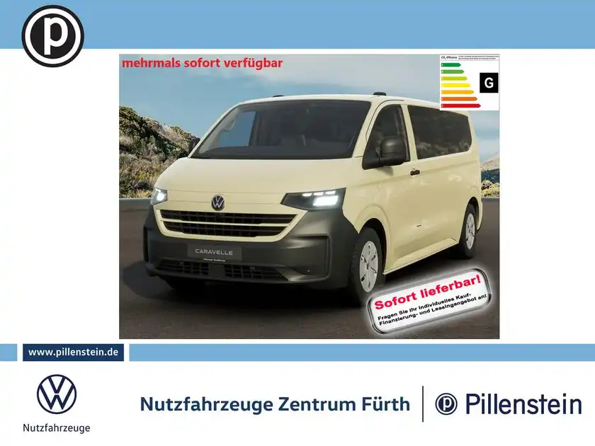 Das Bild zeigt einen VW Caravelle von vorne in beiger Farbe. Es handelt sich um eine Anzeige mit dem Hinweis auf sofortige Verfügbarkeit und einem Händlerlogo.