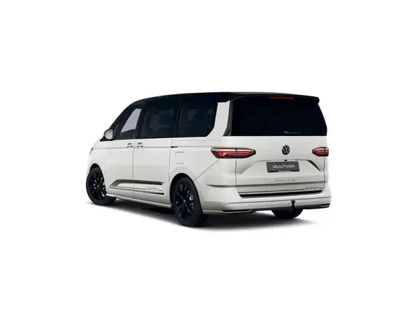 Das Bild zeigt einen VW Multivan aus der Rückansicht in weiß.