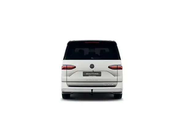 Ein Bild eines weißen Volkswagen Multivan von hinten aufgenommen.