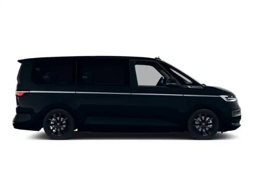 Seitliche Aufnahme eines schwarzen VW Multivan. Es zeigt das Fahrzeug in einer normalen Perspektive.