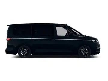 Seitliche Aufnahme eines schwarzen VW Multivan. Es zeigt das Fahrzeug in einer normalen Perspektive.