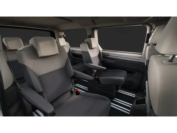 Das Bild zeigt den Innenraum eines VW Multivan mit schwarzen und hellgrauen Sitzen. Es handelt sich um eine Innenaufnahme des Fahrzeugs.