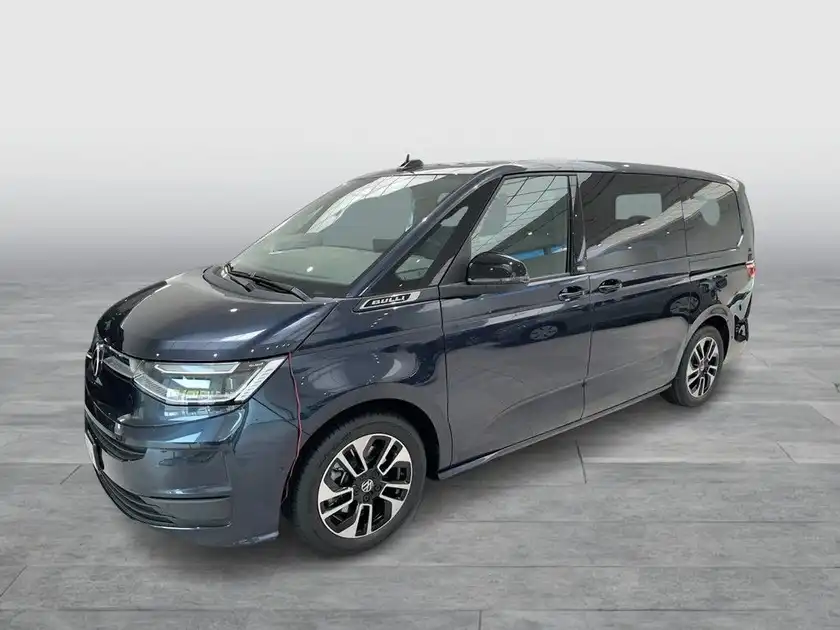 Das Bild zeigt einen VW Multivan von der Seite in blauer Farbe.