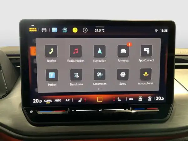 Das Bild zeigt das Infotainmentsystem des Fahrzeugs, eine Innenaufnahme mit einem schwarzen Bildschirm.
