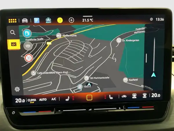 Das Bild zeigt die Innenaufnahme eines VW Multivan mit einem Navigationsgerät, das eine Karte anzeigt.