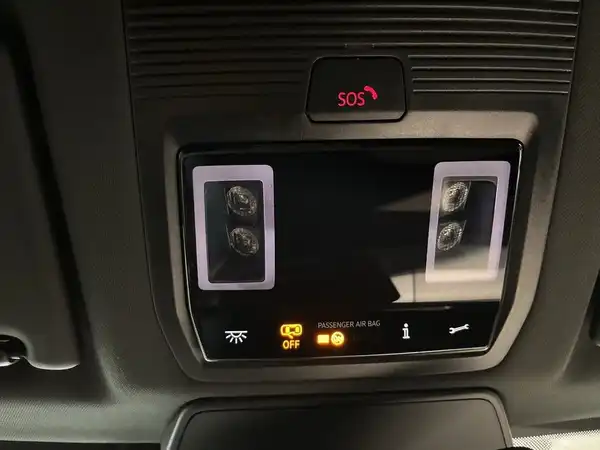 Das Bild zeigt das Control Panel im Innenraum des VW Multivan, schwarz mit mehreren Anzeigelampen und einem SOS-Knopf.