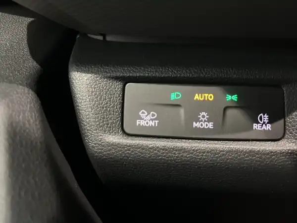 Nahaufnahme des Innenraums eines VW Multivan mit Bedienungselementen für die Front- und Rücklichter.