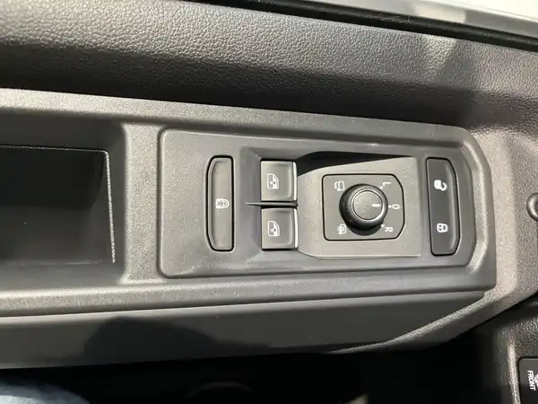 Eine Innenaufnahme des VW Multivan, die die Bedienelemente an der Tür zeigt.