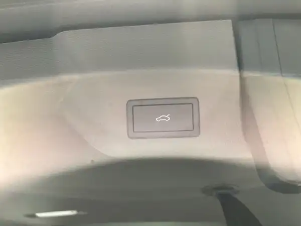 Das Bild zeigt eine Innenaufnahme des Fahrzeugs, fokussiert auf einen Schalter oder Knopf. Es handelt sich um eine normale Fahrzeugaufnahme.