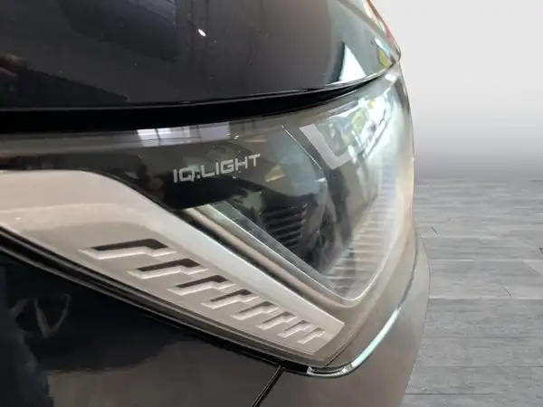 Nahaufnahme des Scheinwerfers eines VW Multivan in schwarz, mit dem Text 'IQ.LIGHT'.