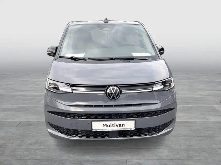 Das Bild zeigt einen grauen VW Multivan von vorne.