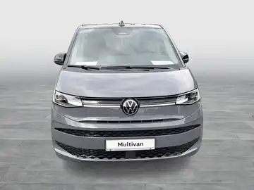 Das Bild zeigt einen grauen VW Multivan von vorne.
