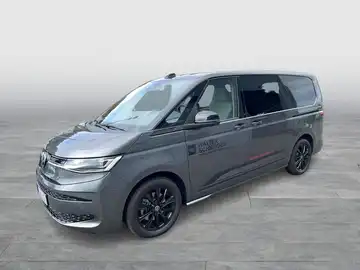 Das Bild zeigt einen grauen VW Multivan, aufgenommen von der Seite.