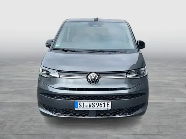 Das Bild zeigt einen grauen VW Multivan von vorne.