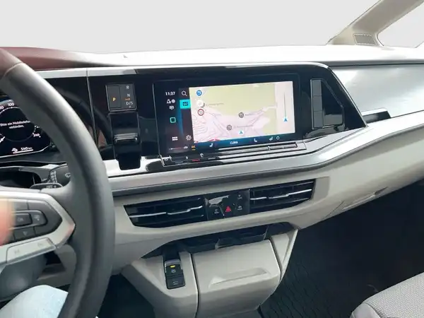 Das Bild zeigt den Innenraum eines VW Multivan. Die Sitze sind grau.