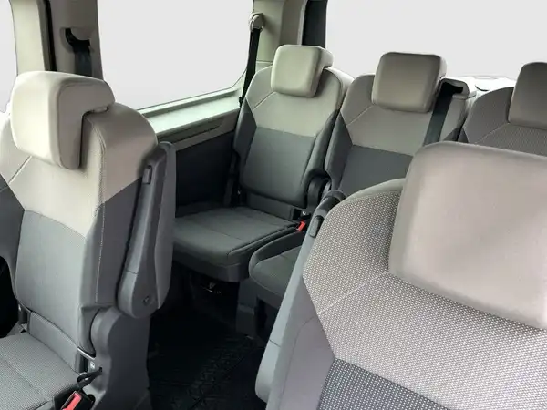 Innenaufnahme des Fahrzeugs VW Multivan mit grauem Interieur.