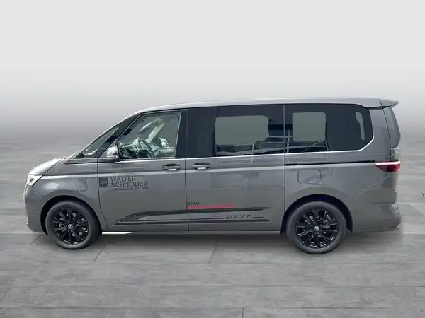 Seitliche Aufnahme eines grauen VW Multivan mit Händlerlogo und markanten Texteinblendungen.