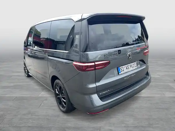 Das Bild zeigt einen grauen VW Multivan von hinten.