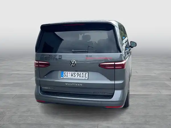 Das Bild zeigt einen grauen Volkswagen Multivan von hinten aufgenommen.