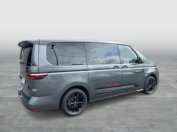Das Bild zeigt einen grauen VW Multivan von der Seite. Es handelt sich um ein Fahrzeugbild.