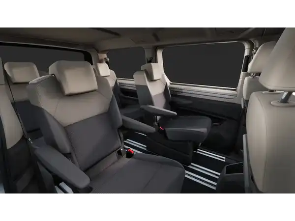 Das Bild zeigt den Innenraum eines VW Multivan in schwarz und grau.