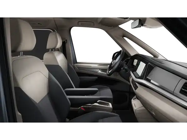 Das Bild zeigt den Innenraum eines Volkswagen Multivan in beiger und schwarzer Innenausstattung.