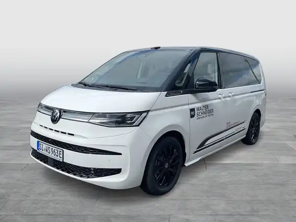 Das Bild zeigt einen weißen VW Multivan von der Seite, mit einem Händlerlogo und markanten Texteinblendungen.
