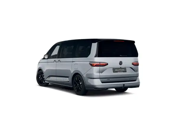 Das Bild zeigt einen VW Multivan in silberner Farbe, aufgenommen von hinten.