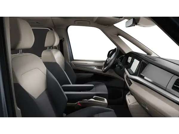 Eine Innenaufnahme des Fahrzeugs VW Multivan, mit einem Interieur in beige und schwarz. Es handelt sich um eine Pkw-Aufnahme, die keinen Händlerlogo oder markante Texteinblendungen zeigt.