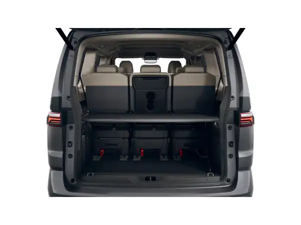 Das Bild zeigt den Kofferraum eines VW Multivan, aufgenommen von hinten. Der Innenraum ist in einer beigen Farbe gehalten.