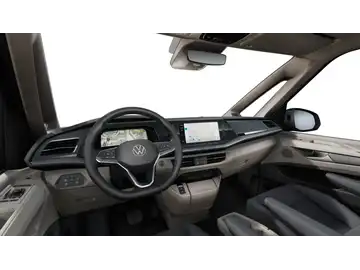 Das Bild zeigt das Innere eines VW Multivan mit einem modernen Armaturenbrett und schwarzfarbenem Interieur.