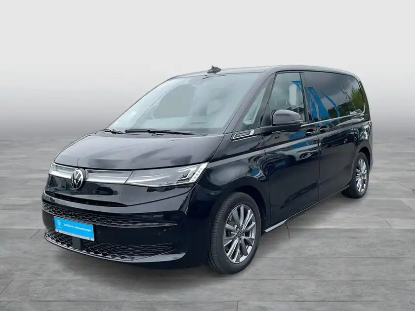 Das Bild zeigt einen schwarzen VW Multivan von vorne.