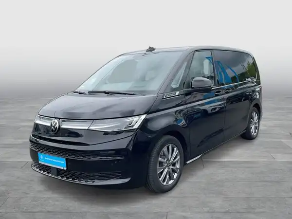 Das Bild zeigt einen schwarzen VW Multivan von vorne.