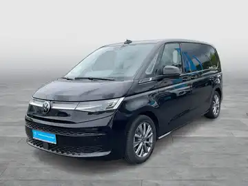 Das Bild zeigt einen schwarzen VW Multivan von vorne.