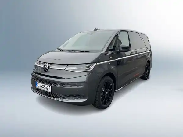 Das Bild zeigt einen VW Multivan in grauer Farbe, aufgenommen von der Seite.