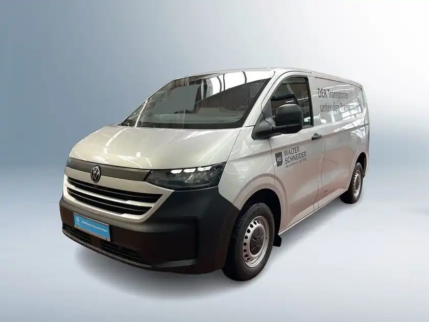 Das Bild zeigt einen VW Transporter aus der Frontalansicht in silberner Farbe. Es ist ein Händlermarkenzeichen von Walter Schneider im Bild eingeblendet.