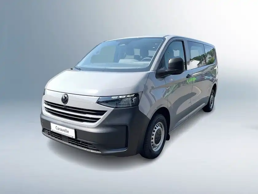 Das Bild zeigt einen silbernen VW der neue Transporter Kombi aus der Frontalansicht. Es enthält markante Texteinblendungen, jedoch kein Händlerlogo.