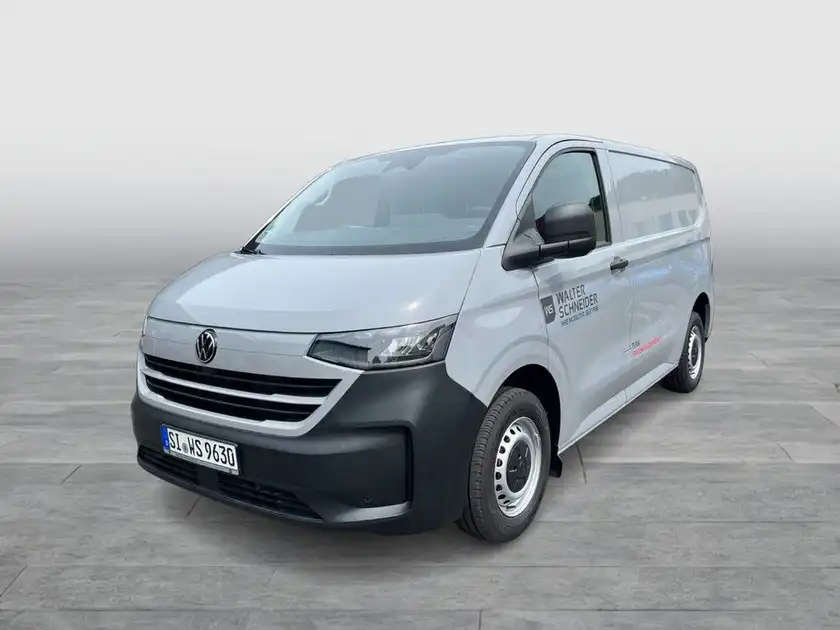 Das Bild zeigt einen grauen VW Transporter, aufgenommen von der Seite. Es enthält das Händlerlogo und einige markante Texteinblendungen.
