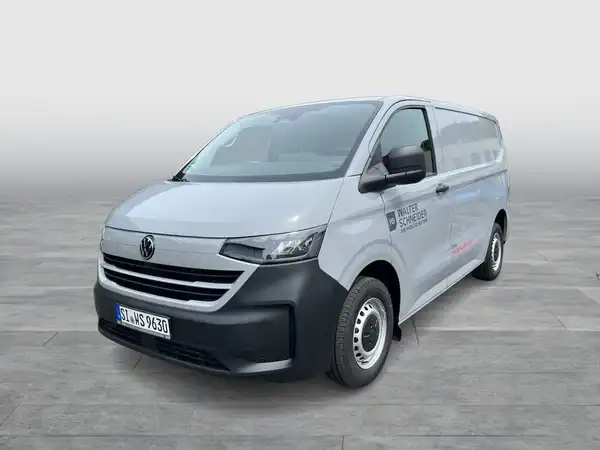 Das Bild zeigt einen grauen VW Transporter von vorne. Es ist ein Händlerlogo sowie Textmarkierungen zu sehen.