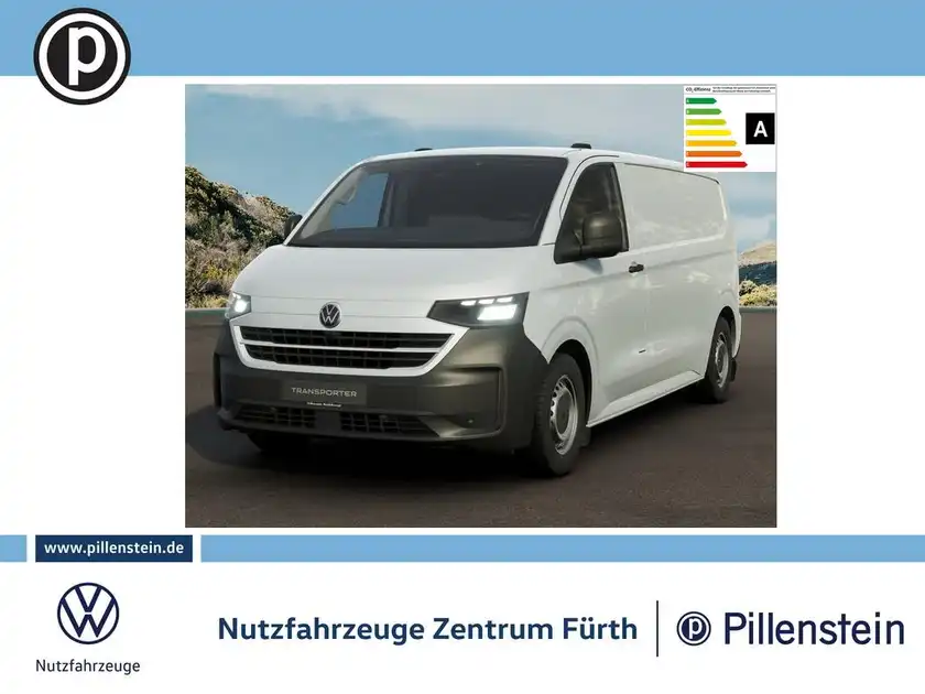 Das Bild zeigt einen Volkswagen E-Transporter von vorne in weißer Farbe. Das Händlerlogo von Pillenstein ist sichtbar und es sind weitere markante Texteinblendungen vorhanden.
